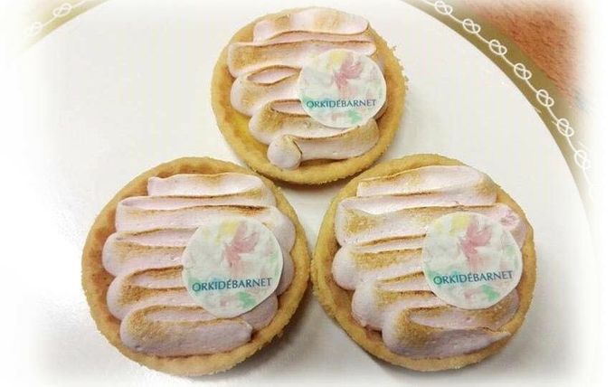 Vårmarknad i Hässleholm
På Bjärnors bageri säljs bakelser med orkidéer på. Jag signerar där den 29 april kl:11:00-15:00