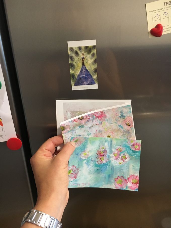 Kylskåpsmagnet och konstkort