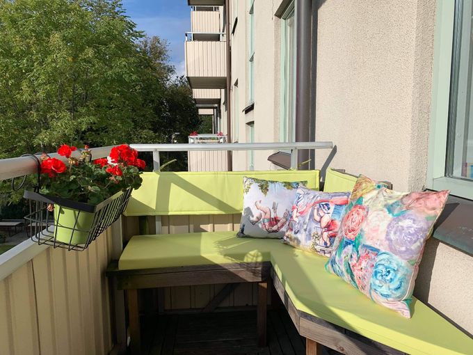 Kudden Flower Power tillsammans med konstnären Susanne Langrés baddamer.