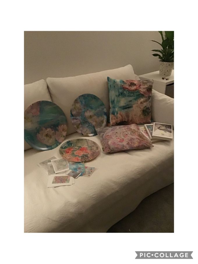 Brickan stilleben, brickan pastellskimmer, brickan Lotus skär och kudden fjäril i guld och green lily water och böckerna om Lo